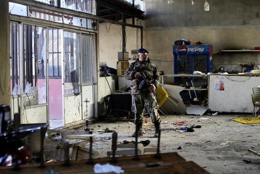 گشت پلیس لبنان نزدیک محل انفجار بمب در کافه‌ای در لبنان؛ این بمبگذاری ۷ کشته و ۳۶ زخمی برجا گذاشت.
