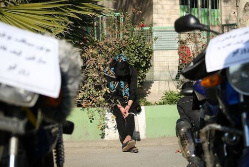 یک زن سارق در حاشیه مراسم اطلاع رسانی انهدام باند بزرگ سرقت - تهران./ISNA
