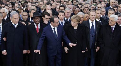 شکار جالب عکاس از نگاههای محمود عباس و نتانیاهو در جریان مراسم راهپیمایی ضد تروریسم در پاریس./Reuters<br />

