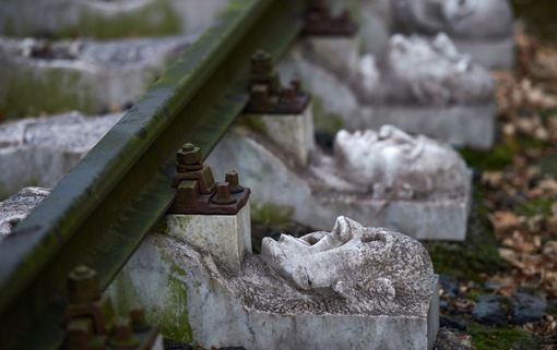 بنای یادبود جالب برای قربانیان کار اجباری زندانیان دراردوگاه کار نازیها در شهر شورته./AFP/Getty Images<br />
