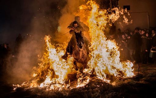 پرش یک اسب از میان شعله های آتش در جریان یک مراسم (سنت قدیمی) در روستای سن بارتولومی حدود یکصد کیلومتری شمال غرب مادرید./Reuters<br />
