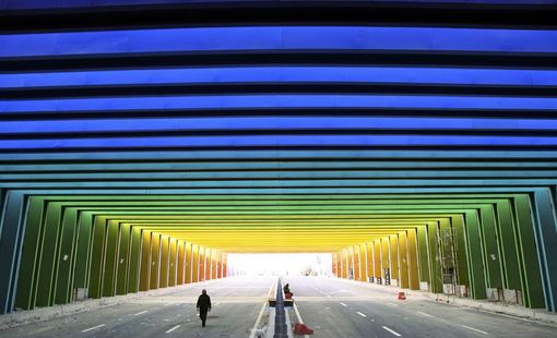 افتتاح یک پل با نورپردازی ترکیبی به زنگ رنگین کمان دراستان هنان، چین./Reuters<br />
