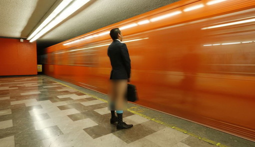 روز بدون شلوار در مترو!!! یک مرد مسافر در انتظار یا جامانده از قطار و البته بدون شلوار مقابل دوربین در یکی از ایستگاههای مترو شهر مکزیکو سیتی!/Reuters<br />
