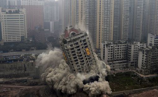 پروژه توسعه و بازسازی شهری در  چونگ کینگ کشور چین و انهدام یک ساختمان قدیمی بوسیله مواد منفجره قدرتمند./Reuters<br />
