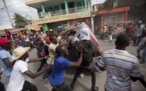 مردم هایتی در اعتراض به عملکرد «میشل مارتلی» رئیس‌جمهوری این کشور تظاهرات گسترده برگزار كردند.معترضان با به آتش کشیدن لاستیک و پرتاب سنگ با پلیس ضد شورش درگیر شدند.در مقابل پلیس ضد شورش هائیتی نیز برای متفرق كردن معترضان از گاز اشك آور و خودروهای آب پاش استفاده كرد.در همین حال،در صورتی که توافقی میان اعضای پارلمان هایتی رخ ندهد، مارتلی از هفته آینده بار دیگر ریاست را به دست می‌گیرد./AP<br />
