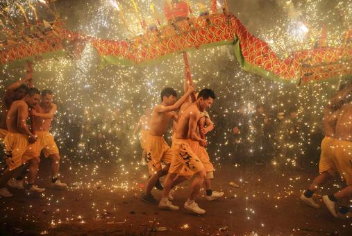 رقص اژدها و آتش درحاشیه جشن چینی ها در استان گوانگدونگ.
