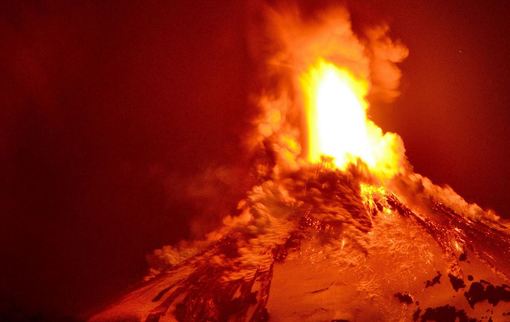تصویر آتشفشان «ویاریکا».سرویس ملی زمین‌شناسی شیلی اعلام کرد که فوران آتشفشان «ویاریکا» در منطقه آتشفشان «ویاریکا» در جنوب ایالت «لا آرائوکانیا» این منطقه را در حالت هشدار قرمز قرار داده است.بر اساس بیانیه سرویس ملی زمین‌شناسی شیلی، فعالیت لرزه‌ای آتشفشان «ویاریکا» پایدار و با یک روند افزایشی روبرو است.مقیاس هشدار در ارتباط با آتشفشان «ویاریکا» دارای 2 هزار و 847 متر ارتفاع بوده و در 755 کیلومتری جنوب «سانتیاگو» (پایتخت شیلی) واقع شده و مناطقی همچون «کورارئوئه»، «ویاریکا»، «پوکن»، «پانگوئیپوئی» و «لوس ریوس» در جنوب «لا آرائوکانیا» را تحت تاثیر خود قرار داده است./AFP/Getty Images
