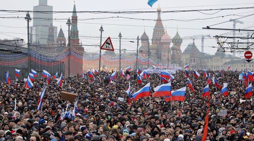 در پی قتل بوریس نمتسف، هزاران نفر روز یکشنبه در مسکو، پایتخت روسیه راهپیمایی کردند.به گفته برگزارکنندگان بیش از هفتاد هزار نفر در این راهپیمایی شرکت کرده اند اما پلیس این تعداد را بیست و یک هزار نفر عنوان کرده است./AP
