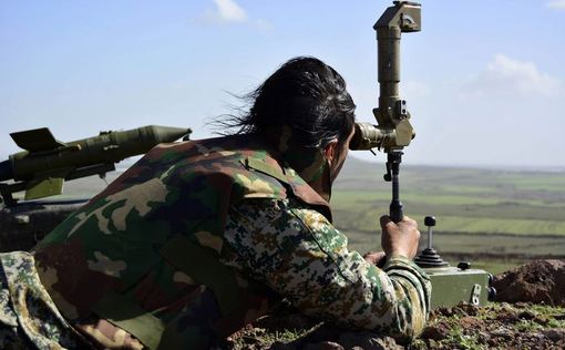 محاسبه مختصات هدف با دوربین برای شلیک راکت یا موشک توسط یکی از سربازان ارتش سوریه در منطقه درگیری نیروهای ارتش با تکفیریهای تروریست در یکی از شهرستان‌های جنوبی شهر دیره./AFP/Getty Images

