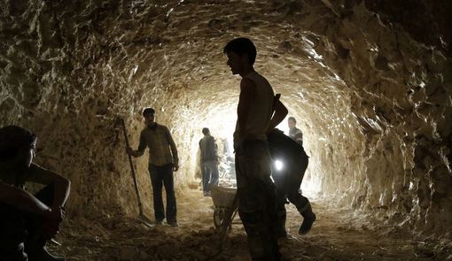 حفاری زیر زمین توسط نیروهای القاعده و ارتش آزاد در عمق خاک حومه شمالی حماه در سوریه برای عملیات بمب گذاری و پناه گیری از حملات نیروهای ارتش سوریه./REUTERS
