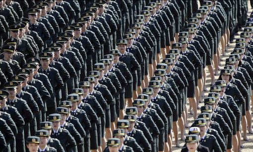 نمایی از مراسم صبحگاه مشترک نیروهای نظامی کره جنوبی با حضوران افسران مرد و زن./AP
