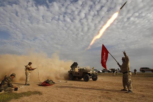 سربازان سلحشور شیعه عراقی در حال پرتاب راکتهایی از مینی کاتیوشا به سمت اهدافی در مناطق تحت کنترل تکفیریهای داعش در حومه العالم./REUTERS
