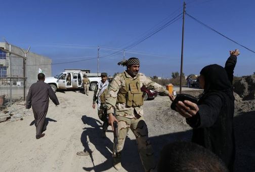 ورود اولیه نیروهای ارتش عراق به خاک تکریت و دیدار برخی از سربازان و نظامیان با خانواده های خود پس از آزاد سازی برخی نقاط این شهر./REUTERS
