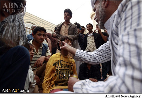 سرمه کشیدن مردان یمنی درماه مبارک