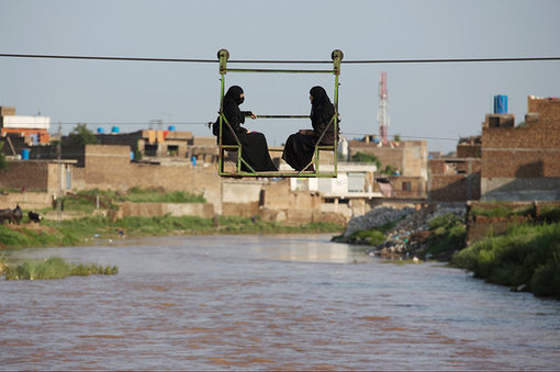 واگن برقی حمل مسافر از روی یک رودخانه در پاکستان (AP)