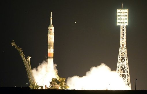 فضاپیمای سایوز با فضانوردانی از کشورهای ژاپن، روسیه و آمریکا در قزاقستان به آسمان رفت. (AFP)