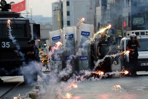 پلیس ضد شورش ترکیه سعی دارد معترضان استانبول را متفرق کند. (Getty)