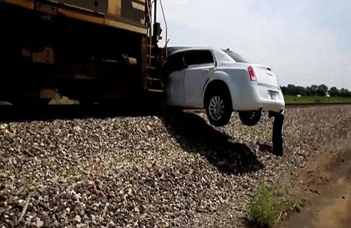 خوش شانس ترین سرنشینان دنیا در تصادف با قطار + عکس