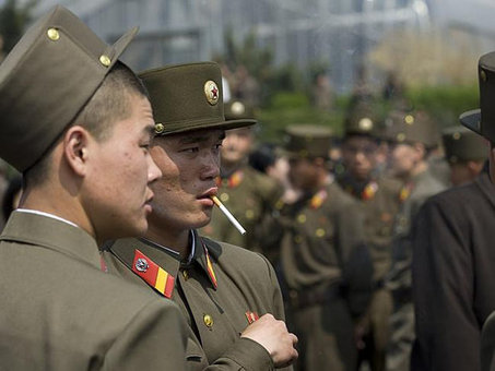 کره شمالی با انتشار تصاویر  از نظامیان مخصوصا در حالی که مشغول استراحت هستند مخالف است.