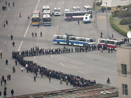 صف طولانی اتوبوس در کره شمالی