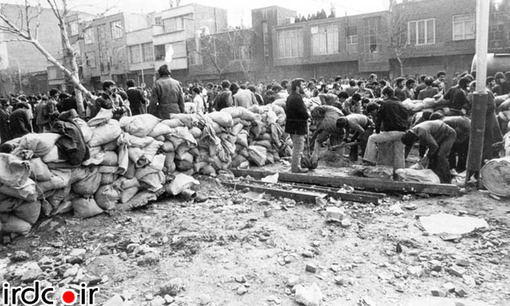 سنگربندی خیابانهای تهران برای مقابله با نیروهای نظامی رژیم پهلوی توسط مردم