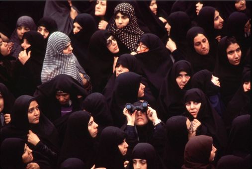 بیرون پنجره اتاق آیت الله در مدرسه رفاه، صدها زن چادریبرای یک لحظه دیدن امام گرد هم آمده‌اند