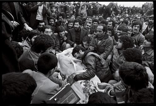 تشییع در قبرستان؛ تصویری که عکاس در دومین روز حضور در تهران به ثبت رسانده و درباره آن می‌نویسد: هر تشییع یک رویداد سیاسی جدید علیه شاه بود