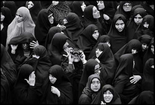 این همان تصویری است که عکاس از راز آلود بودنش سخن می‌گوید و آن را برگزیده ترین عکس خود از مجموعه تصاویر انقلاب ایران معرفی می‌کند