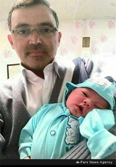 شهید جواد محمدی در کنار فرزندش