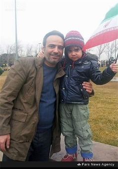 شهید علی اصغر شیردل در کنار فرزندش