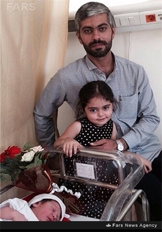 شهید نادر حمید در کنار فرزندانش