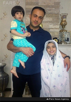 شهید عبدالله باقری در کنار فرزندانش