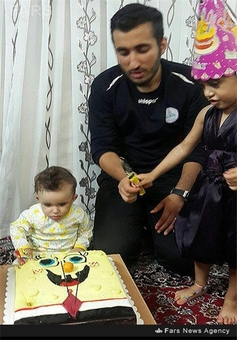 شهید محمد حسین میردوستی در کنار فرزندش