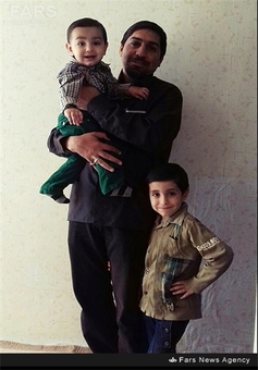 شهید سراجی در کنار فرزندانش