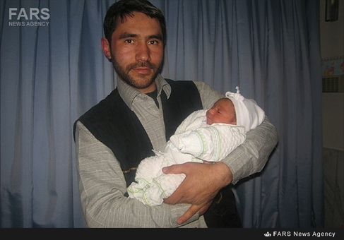شهید علی یزدانی در کنار فرزندش