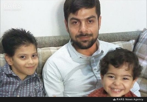 شهید محمد جهرمی استحکامی در کنار فرزندانش