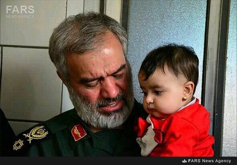 فرزند شهید جلیل خادمی در آغوش سردار فدوی فرمانده نیروی دریایی سپاه پاسداران