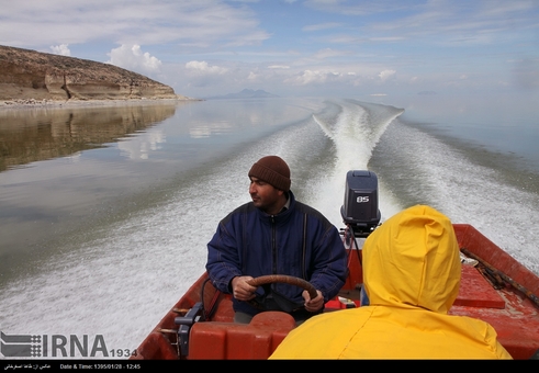 حرکت قایق‌ها در دریاچه ارومیه‎
