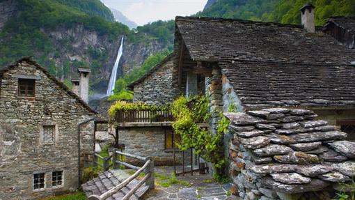 روستای فروگلیو در سوئیس