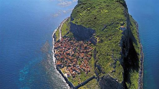 مونمواسیا در بخش لاکونیا در یونان. این منطقه در سواحل شرقی جزیره پلوپونز واقع شده است. این جزیره صخره‌ای که توسط گذرگاهی کوتاه به خشکی راه پیدا می‌کند ۳۰۰ متر عرض و یک کیلومتر طول دارد و صد متر از سطح دریا بالاتر است. 