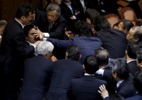 تصاویر جالب از درگیری فیزیکی سیاستمداران