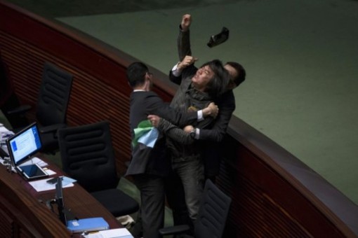 تصاویر جالب از درگیری فیزیکی سیاستمداران