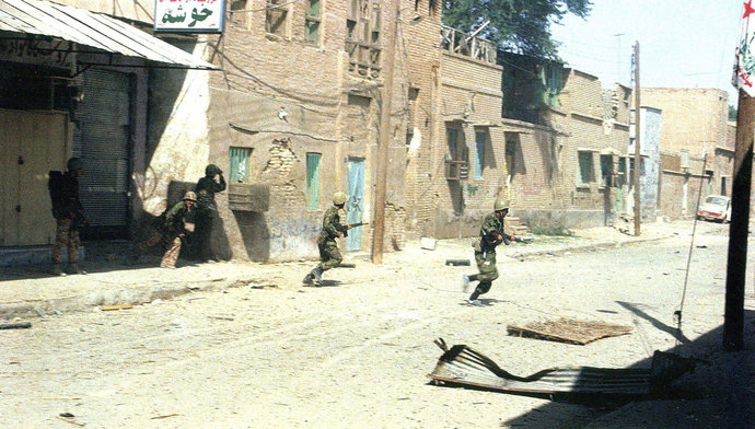 خیابان فخر رازی، جنب مدرسه مهرگان - تکاوران نیروی دریایی مشغول مبارزه با دشمن - 10 مهر 1359 - عکاس: رسول ملاقلی پور