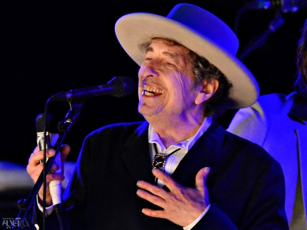 باب دیلن خواننده، آهنگساز، شاعر، و نویسندهٔ آمریکایی برنده نوبل ادبیات