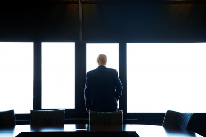 دونالد ترامپ از اقامتگاه خود در حال تماشای دریاچه میشیگان است 