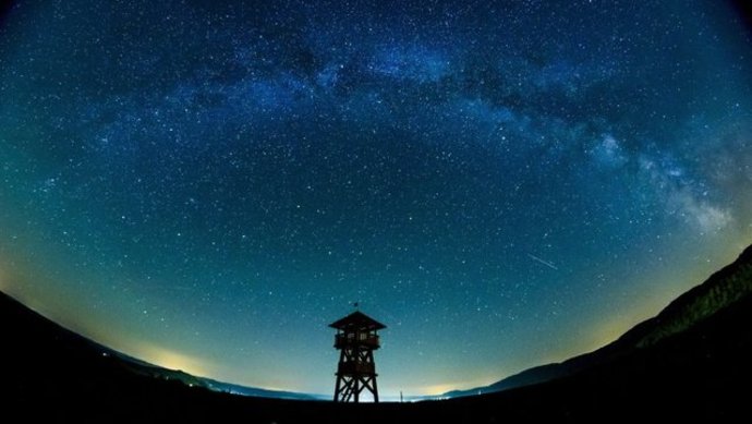 کهکشان راه شیری در آسمان دهکده تاجتی در مجارستان
