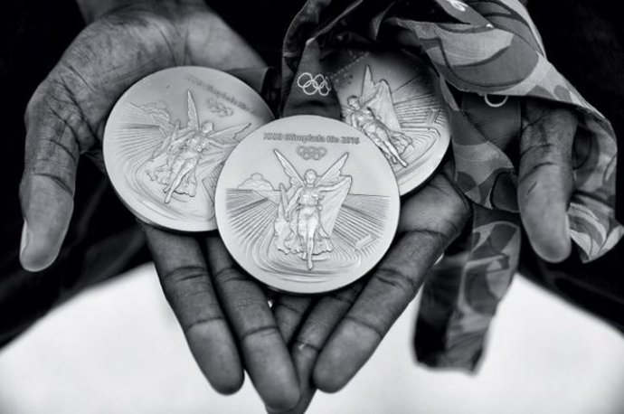 مدال‌های طلا یوسین بولت در المپیک. دونده جامیکایی توانست در رقابت های ۱۰۰، ۲۰۰ و ۴ در ۱۰۰ متر قهرمان شود