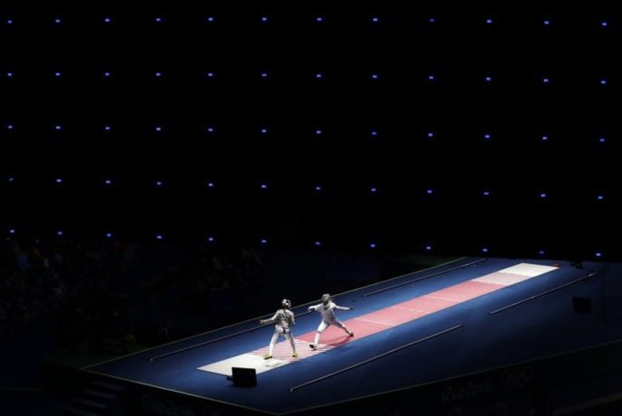 آنا مارتین مجارستانی در حال رقابت با مانون برون فرانسوی در مسابقات سابر المپیک ریو