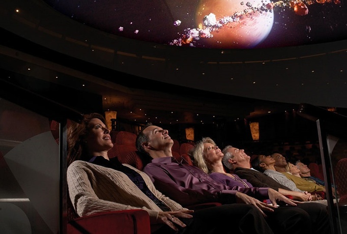 پلانتاریوم ( سیاره نما ) ‏
اگر به ستارگان علاقه داشته باشید و در کشتی کویین ماری 2 در حال سفر باشید می توانید هرگاه که بخواهید در این سالن حضور ‏یافته و از آنجا آسمان را تماشا کنید. ‏‏ ‏ ‏ ‏ ‏ 