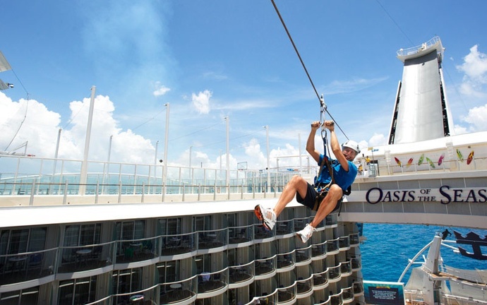 زیپ لاین ‏‎
تفریحی مورد علاقه افرادی که به دنبال هیجان هستند. هنگام سفر با کشتی اوسیس آو د سیز ، مسافران می توانند از زیپ لاینی ‏که در ارتفاع 82 متری قرار گرفته است استفاده کنند و این تفریح مهیج را روی آبهای اقیانوس تجربه کنند.‏‏ ‏